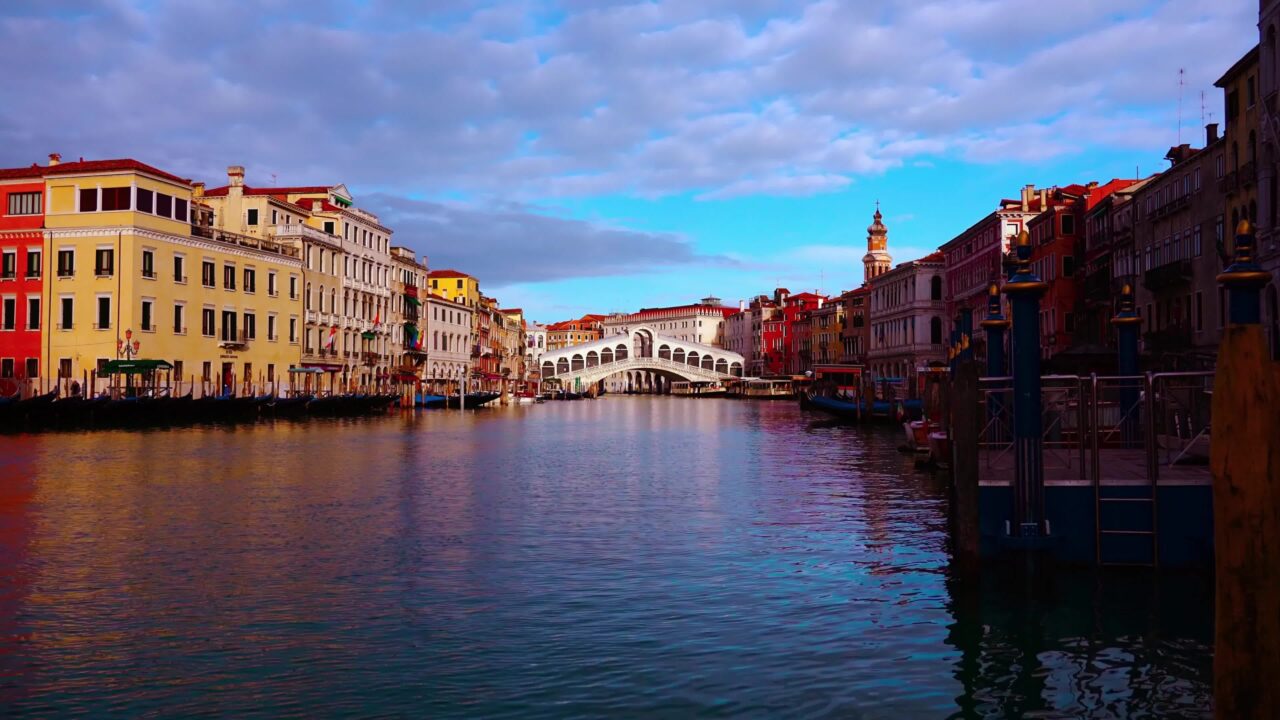 Gli edifici colorati riflettono sull’acqua del Canale a Venezia