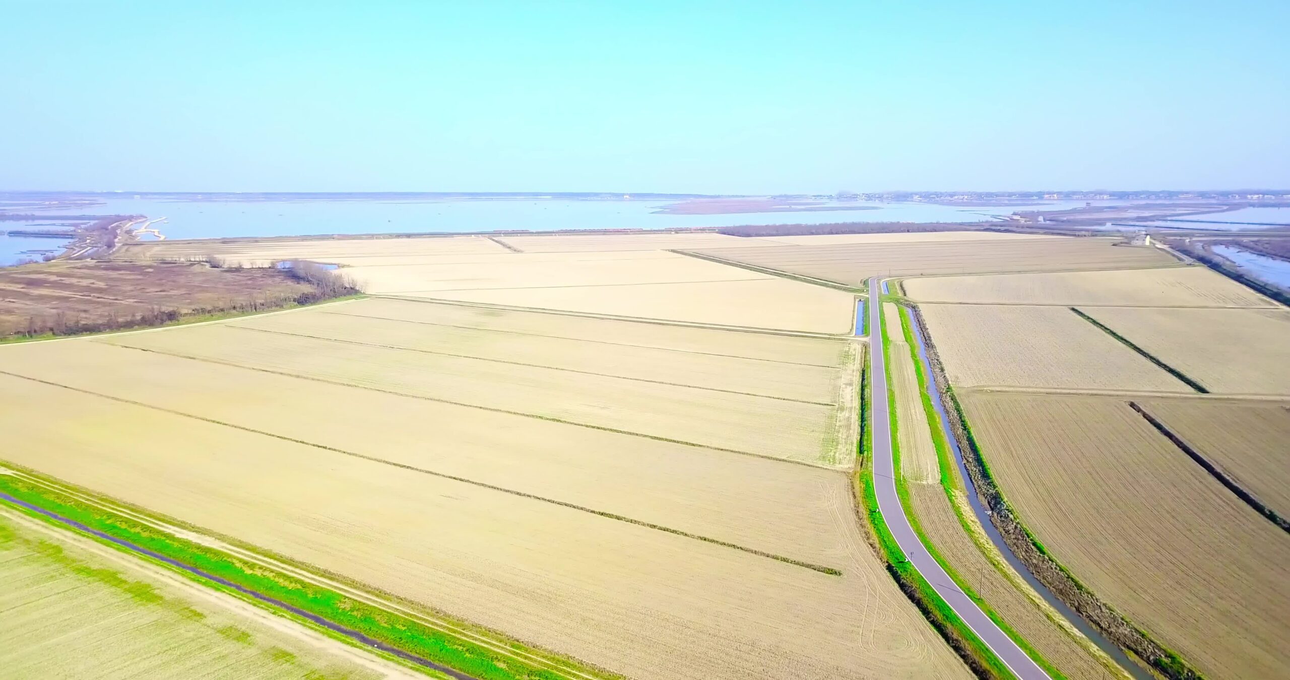 Area rurale con campi sconfinati e baie strette