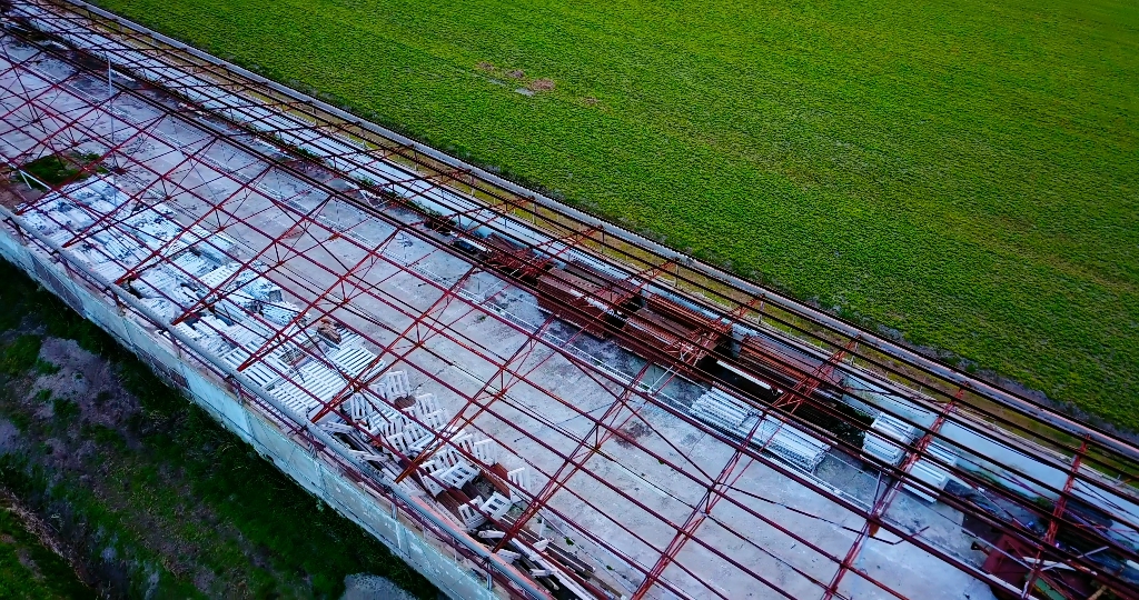 Magazzino abbandonato su campo verde