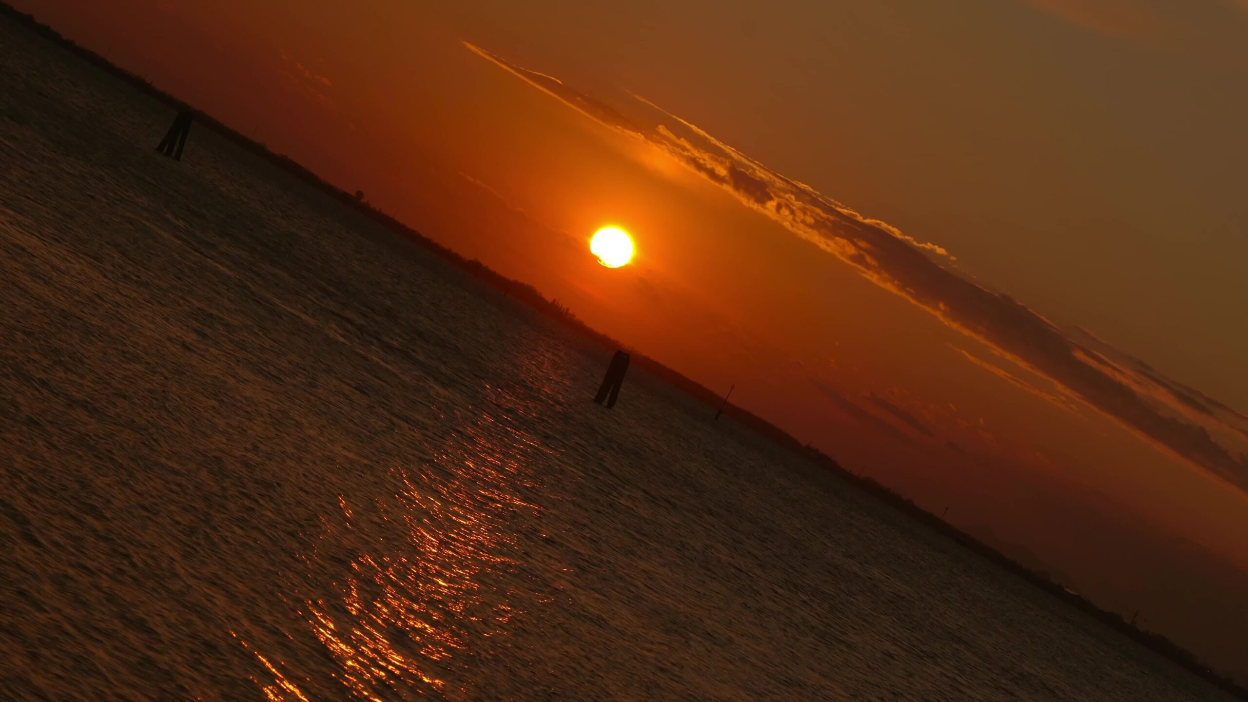 Siluette delle vie navigabili del pilastro tra la laguna sconfinata al tramonto