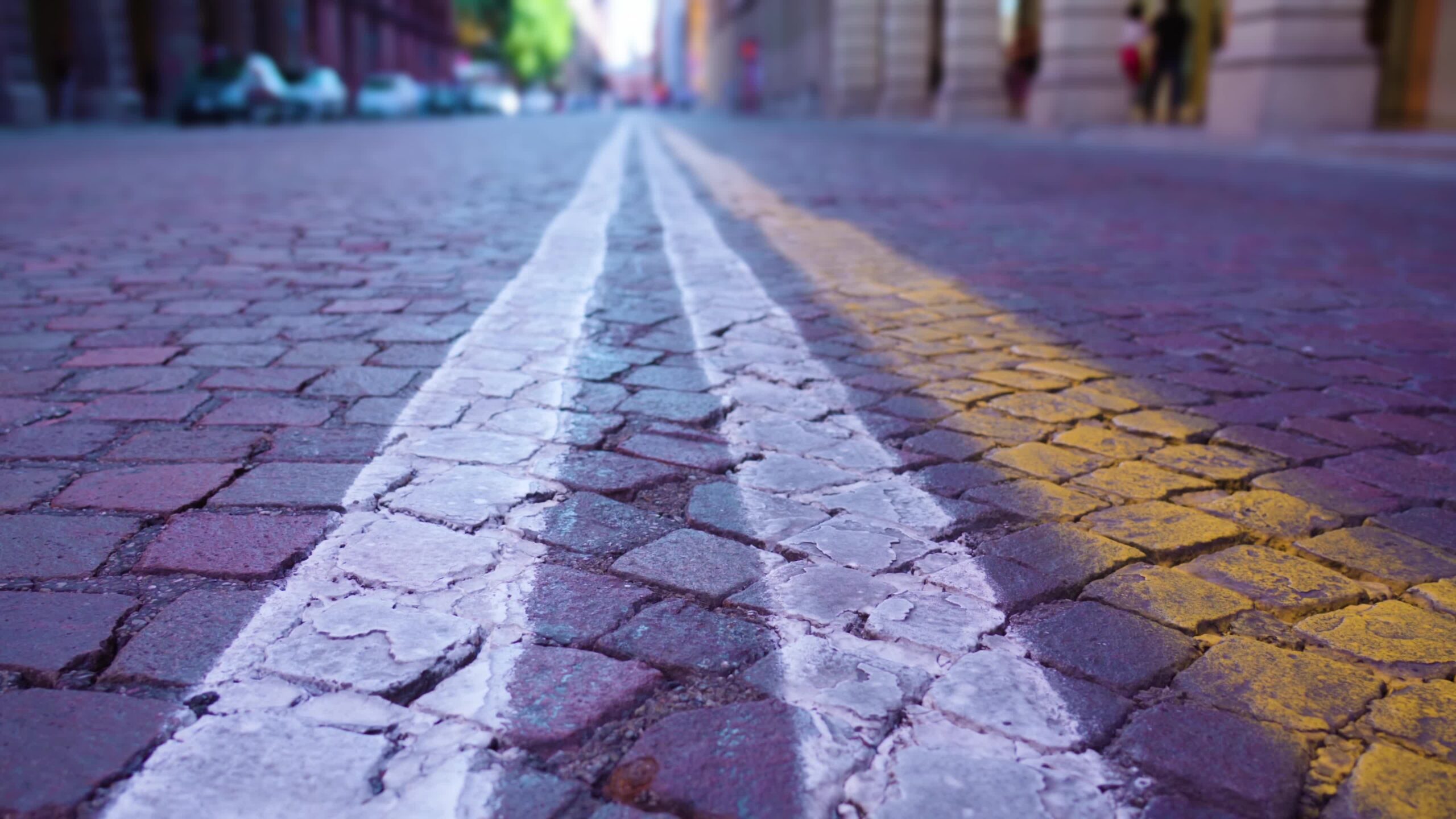 Stone cobble carriageway with white and yellow stripes