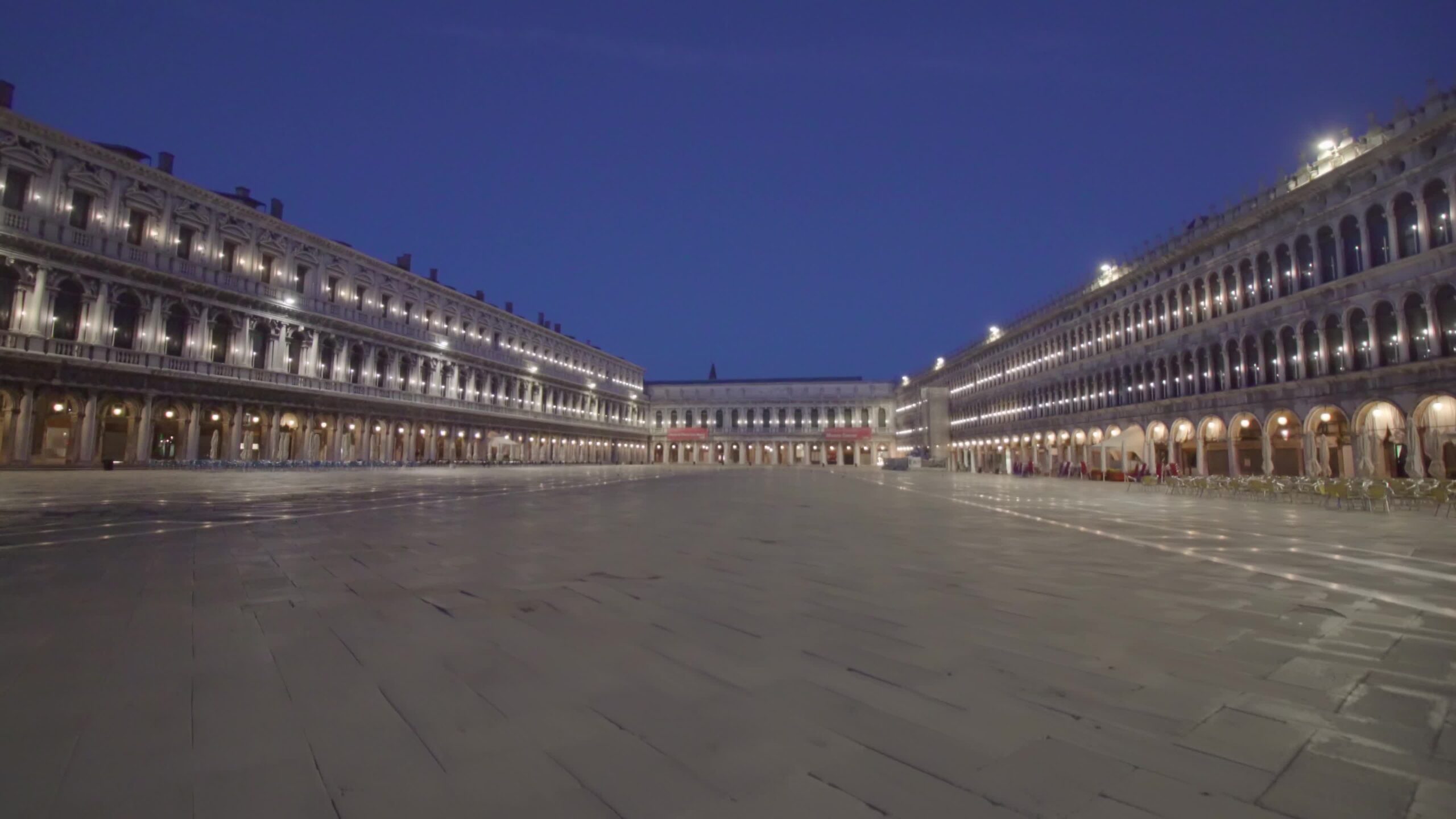 Vista panoramica di Piazza San Marco illuminata di notte