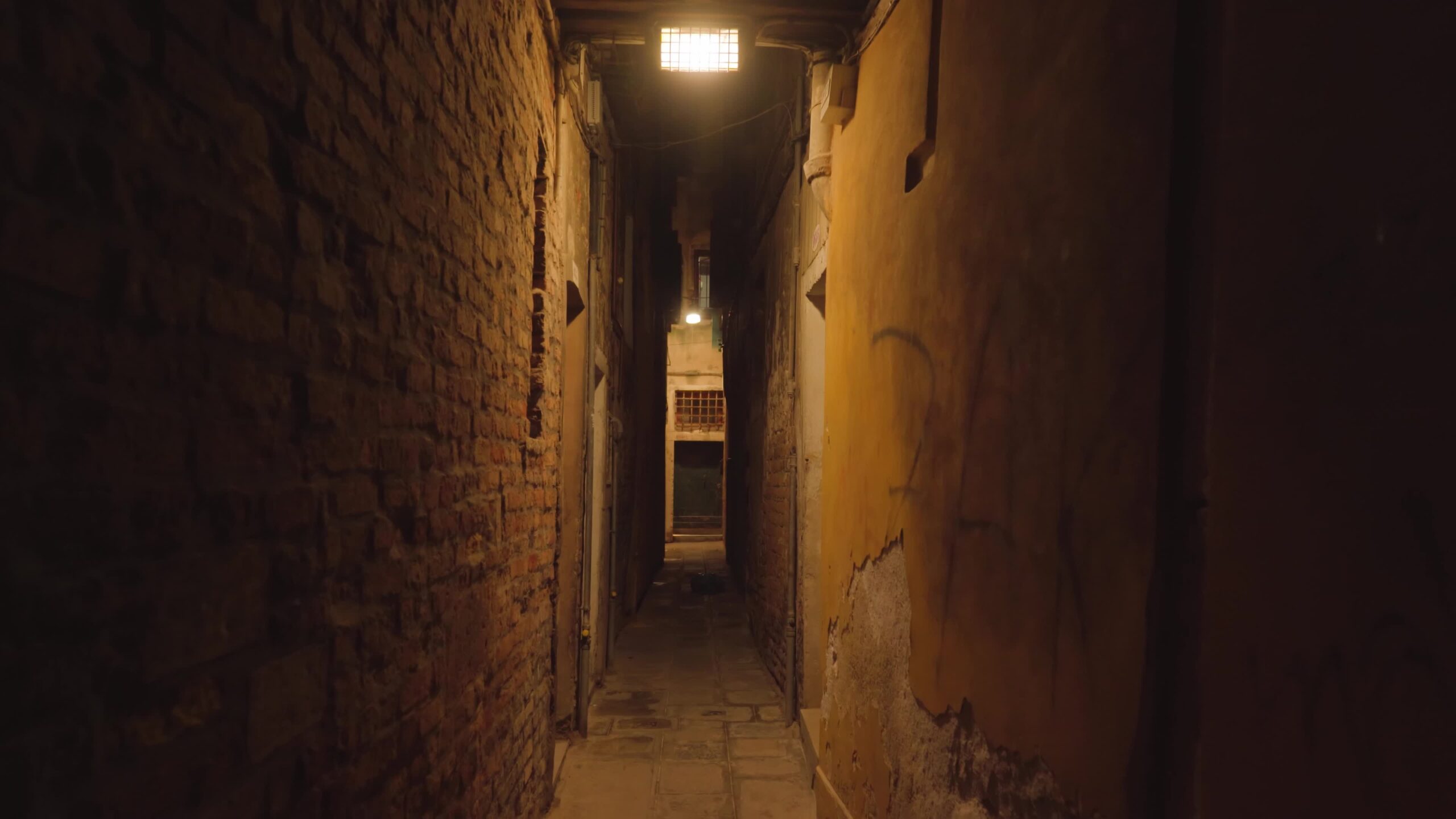 Exploring the Mysterious Venetian Passage: Among Ancient Bricks and Dilapidated Buildings