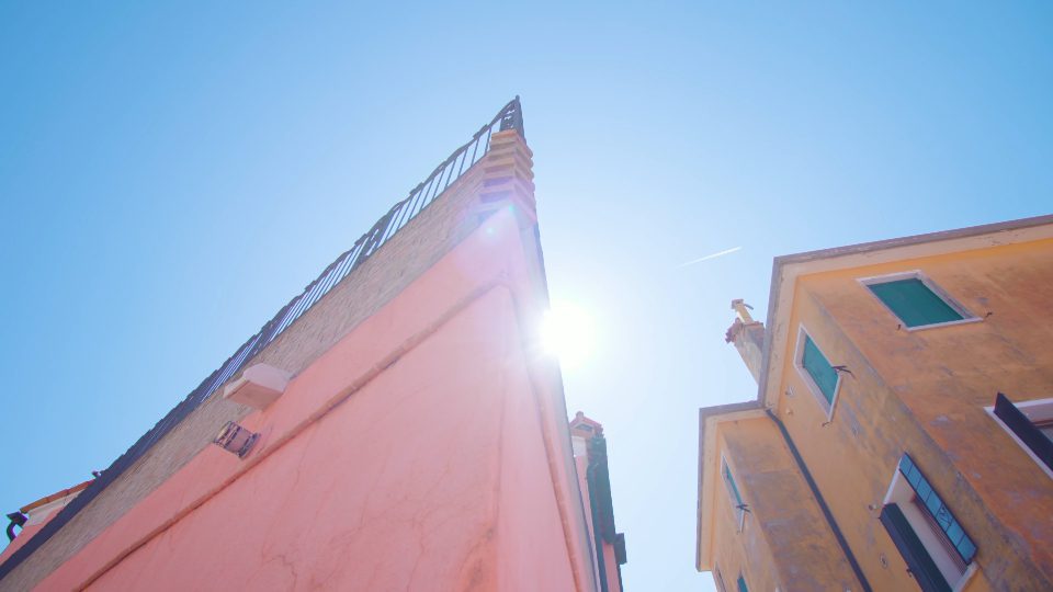 Angolo acuto della luminosa casa al bivio di Burano