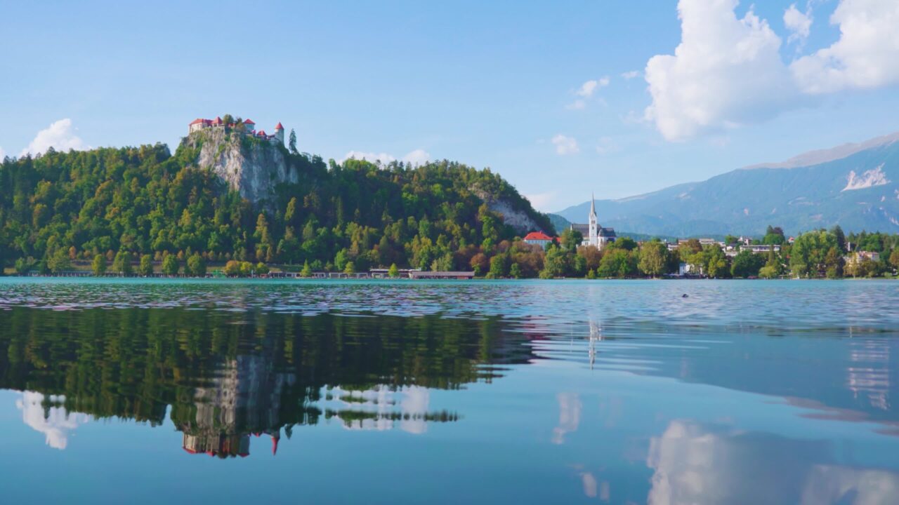 Vecchio castello costruito su una ripida scogliera e chiesa vicino al lago di Bled