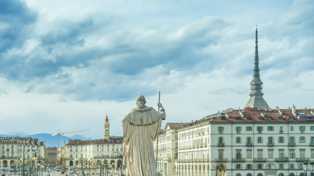 Monumento storico davanti edifici e cattedrali d’epoca