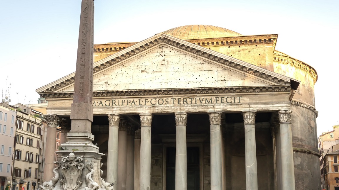 Famoso Pantheon con colonne bianche costruito nel centro di Roma