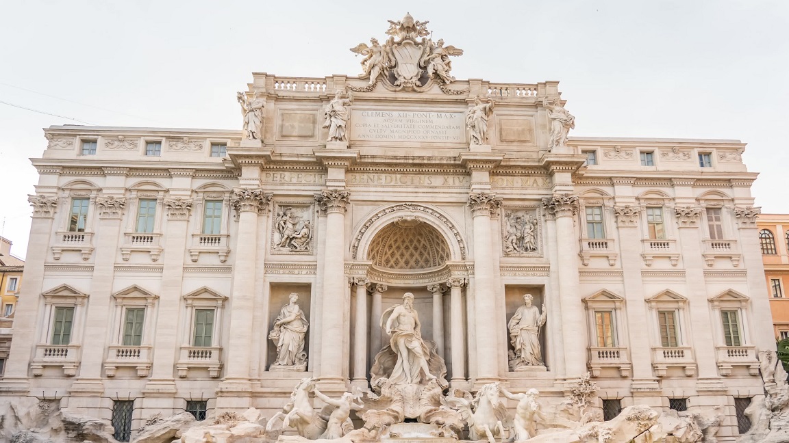 Fontana di Trevi e architettura antica nel centro di Roma