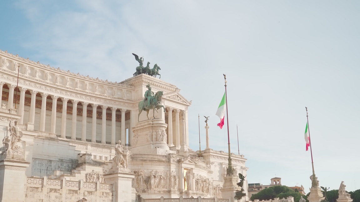 Altare della Patria e bandiere nazionali che sventolano nel vento