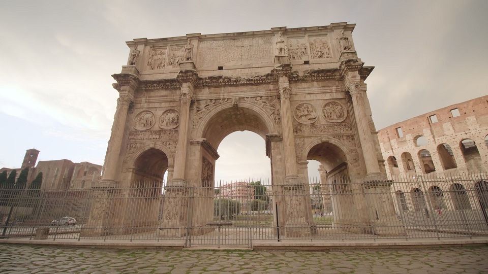 L’arco trionfale attira turisti nel centro di Roma