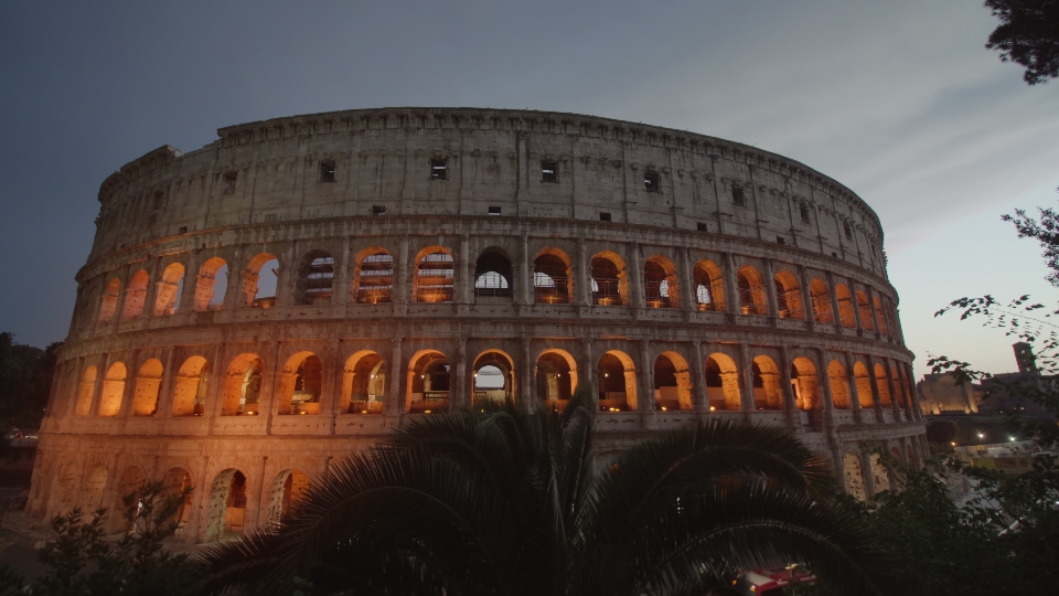 Colosseo illuminato con luci al crepuscolo a Roma