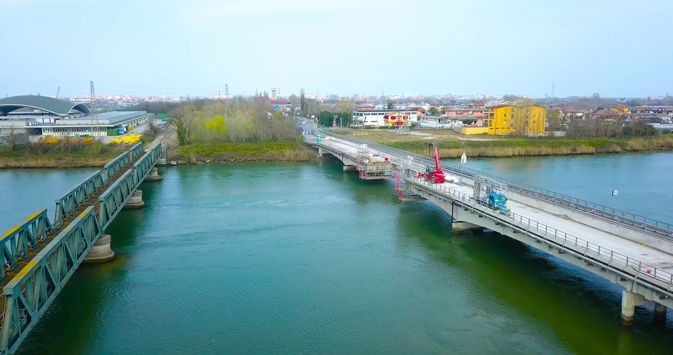 Un ponte sul fiume con una parte in costruzione