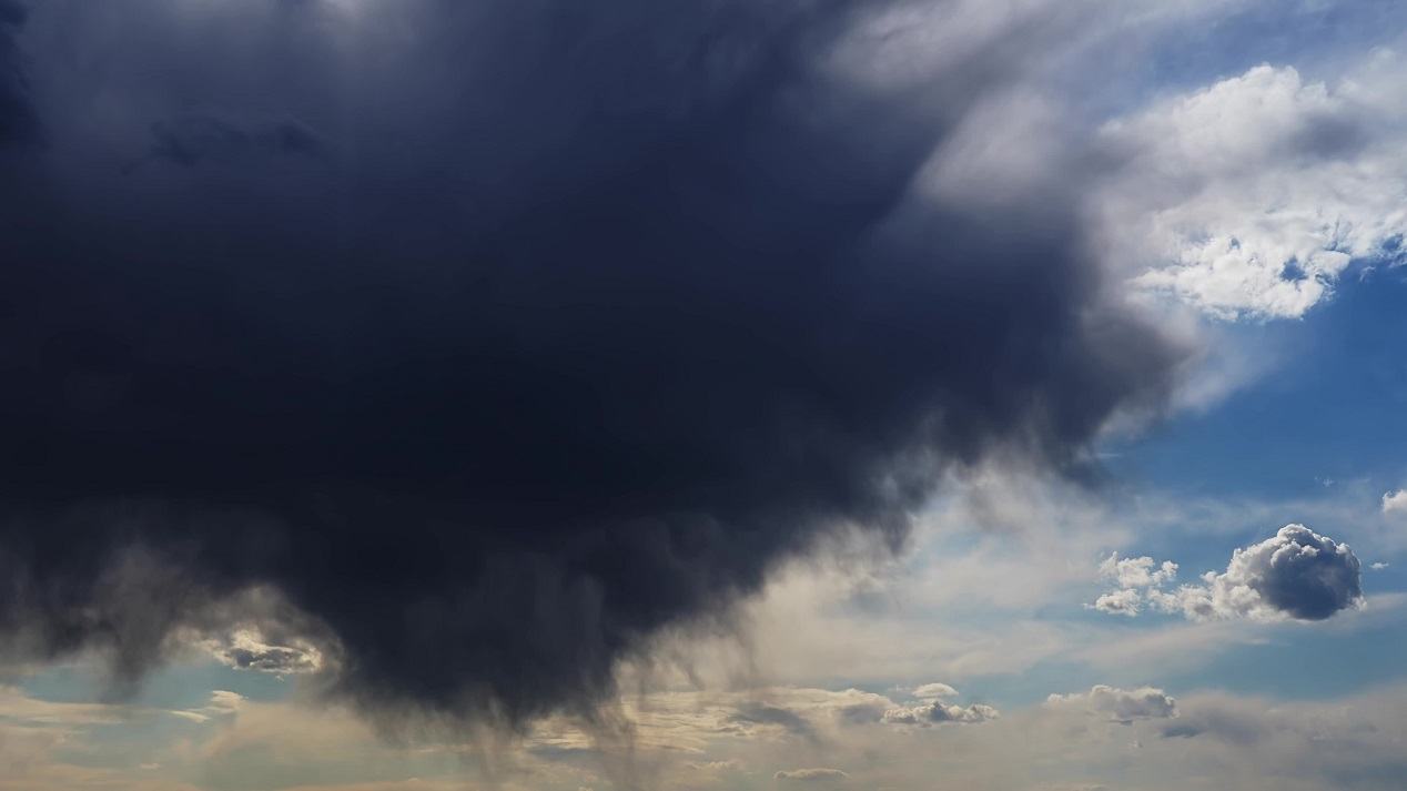 La nuvola scura per la pioggia si muove velocemente