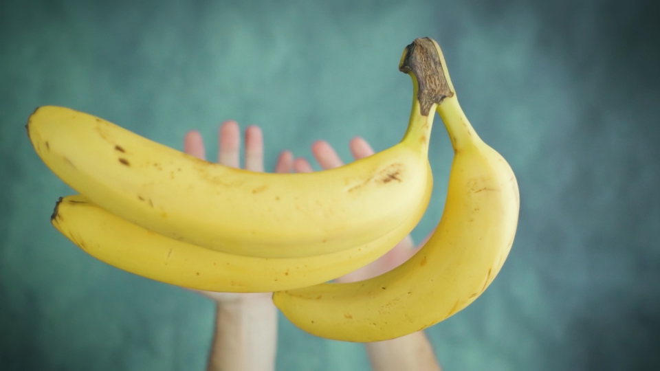 Banane lanciate in slow motion