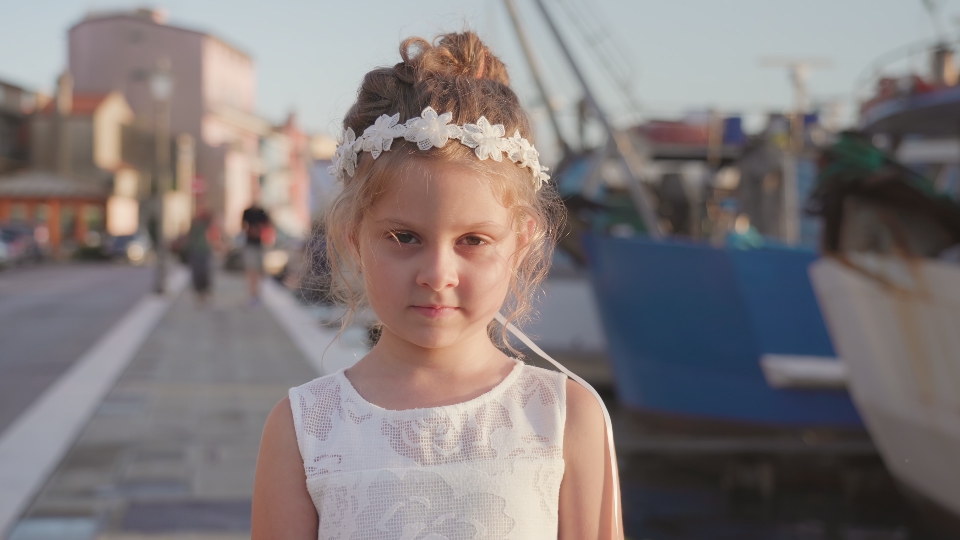 La bambina guarda nella fotocamera