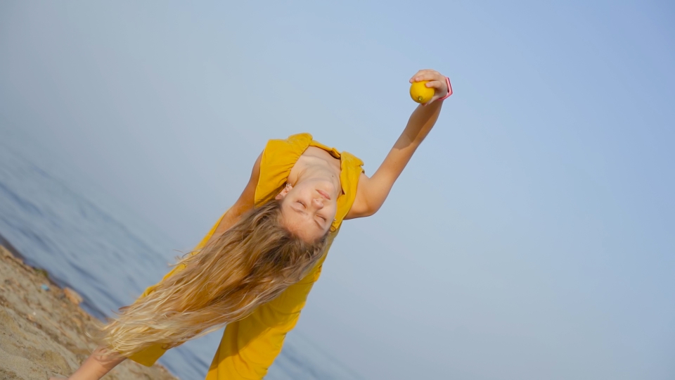 Acrobazie di una Ginnasta con un Limone