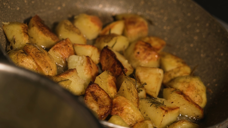 Potatoes are fried in the pan