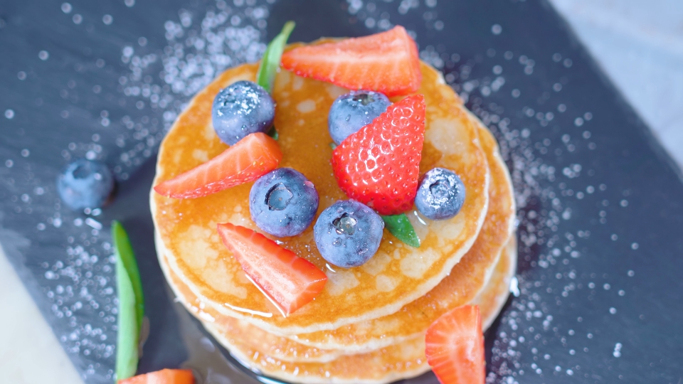 Frittelle gustose con fragole in cima