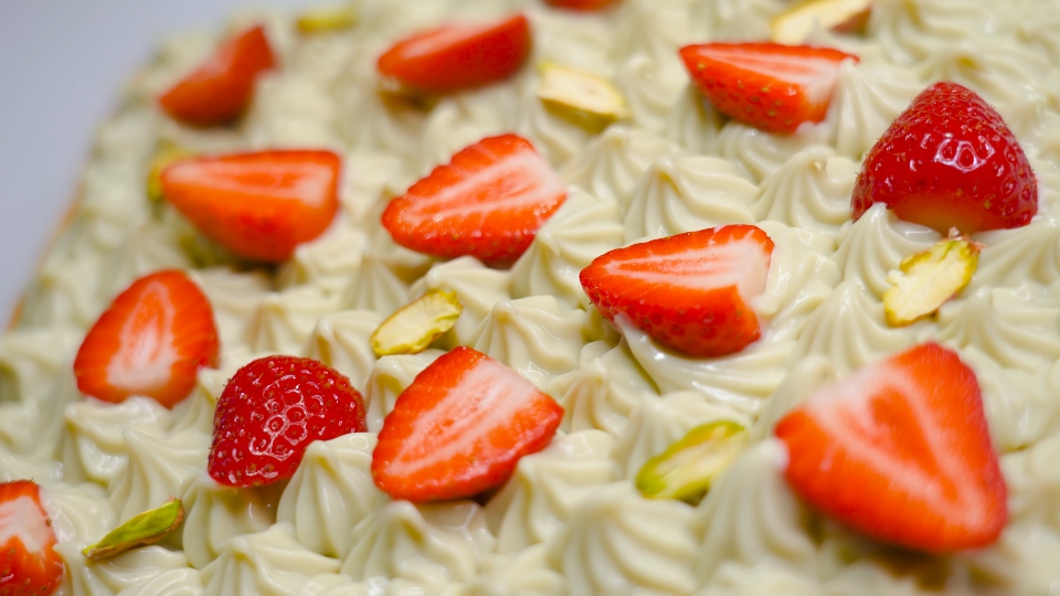 Torta gustosa con panna e fragole