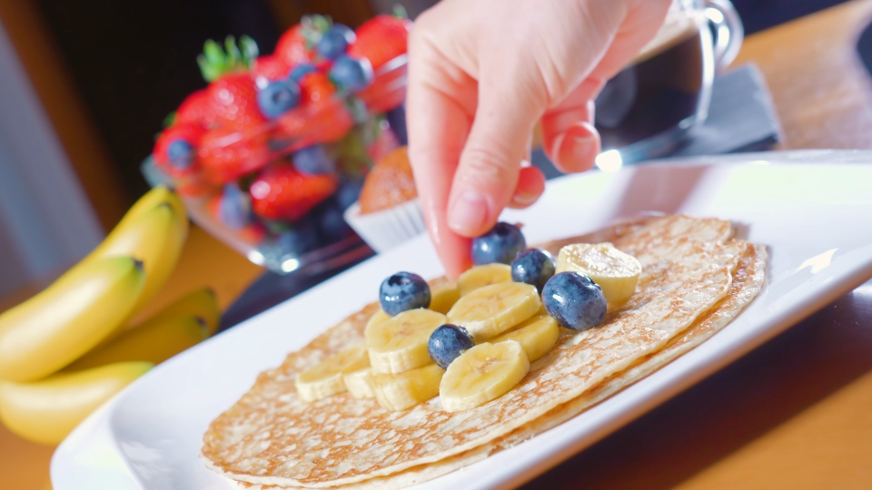 Gustosa colazione a base di frittelle e frutta sul tavolo