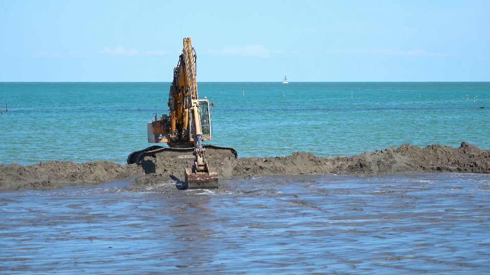 La sabbia viene scavata nella spiaggia