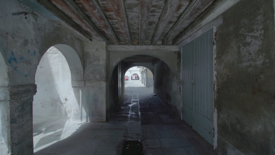 Passage under ancient Venetian houses