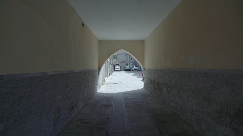 A tunnel between the Venetian walls