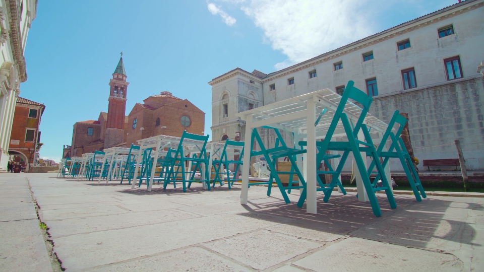 Tavoli del ristorante nella città italiana