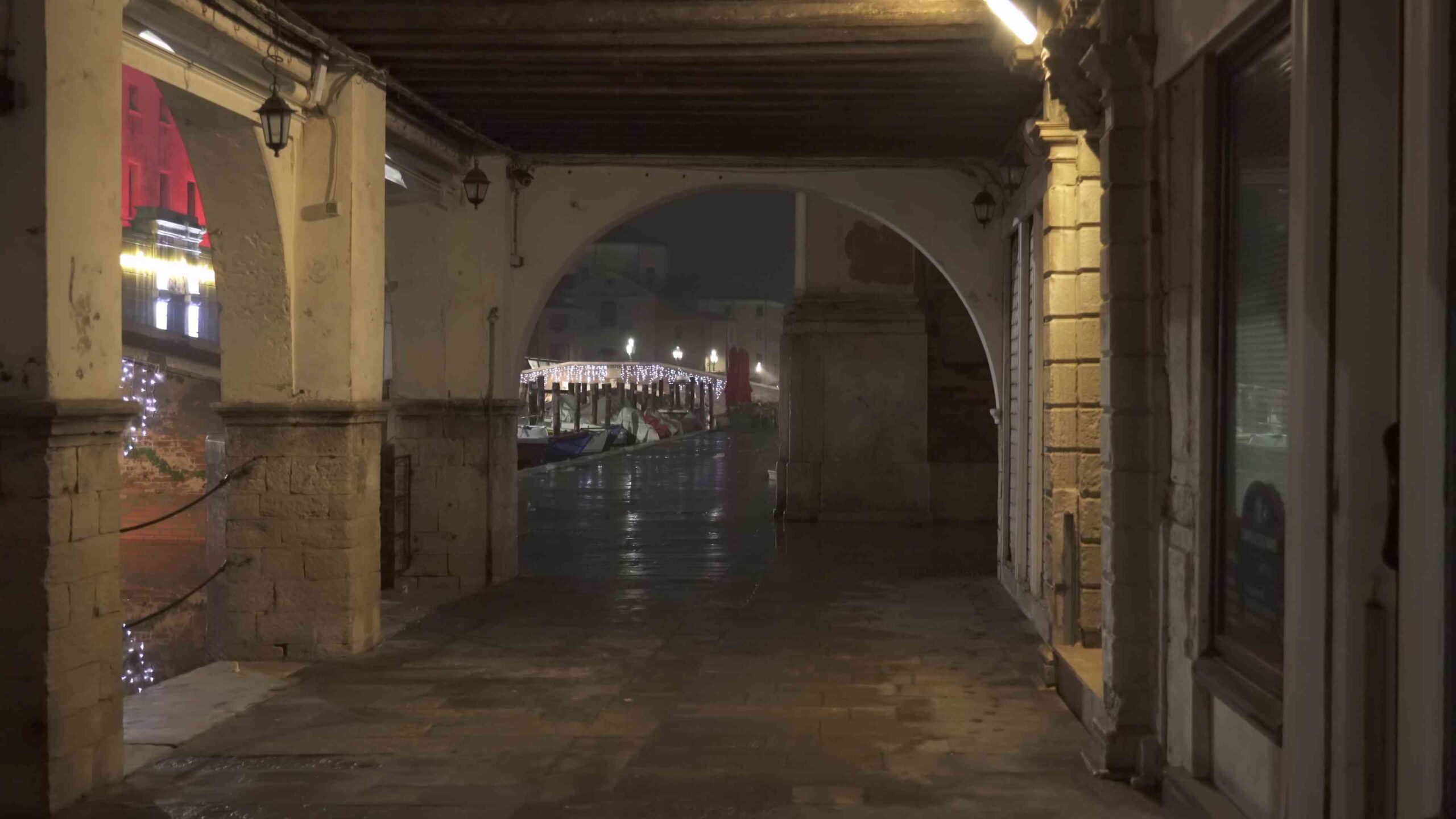 Sotto i portici della città veneziana Chioggia