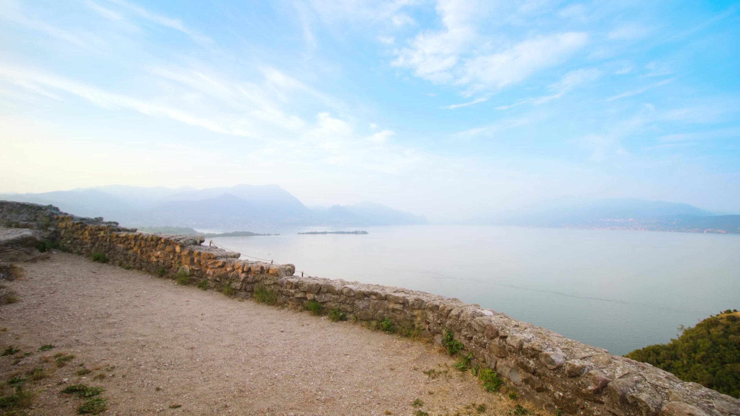 Vista panoramica sul lago di Garda dall’alto