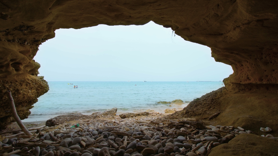 Vista sul mare da una grotta scura