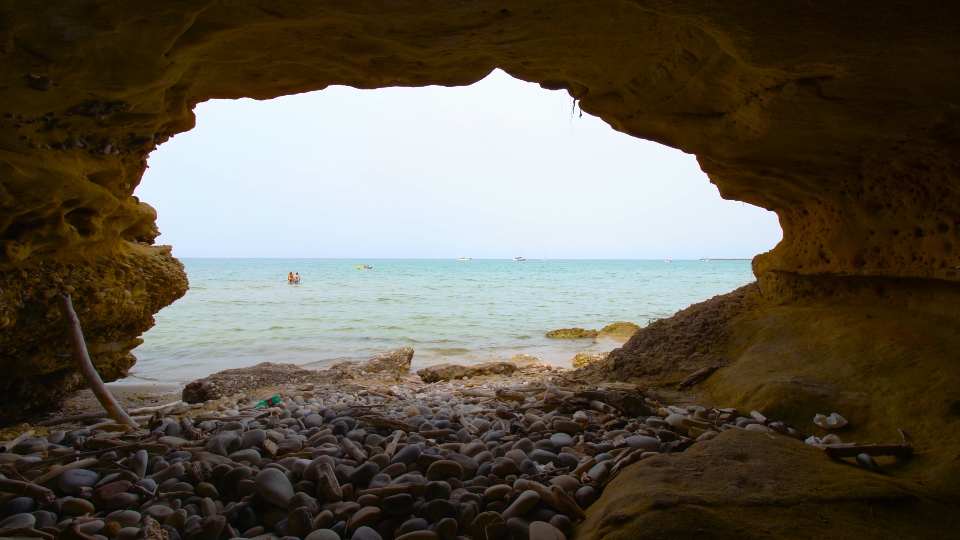 L’Incantevole Grotta che Si Affaccia sul Mare Estivo