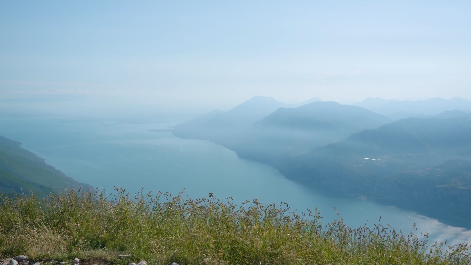 Lago di Garda tra le Maestose Montagne