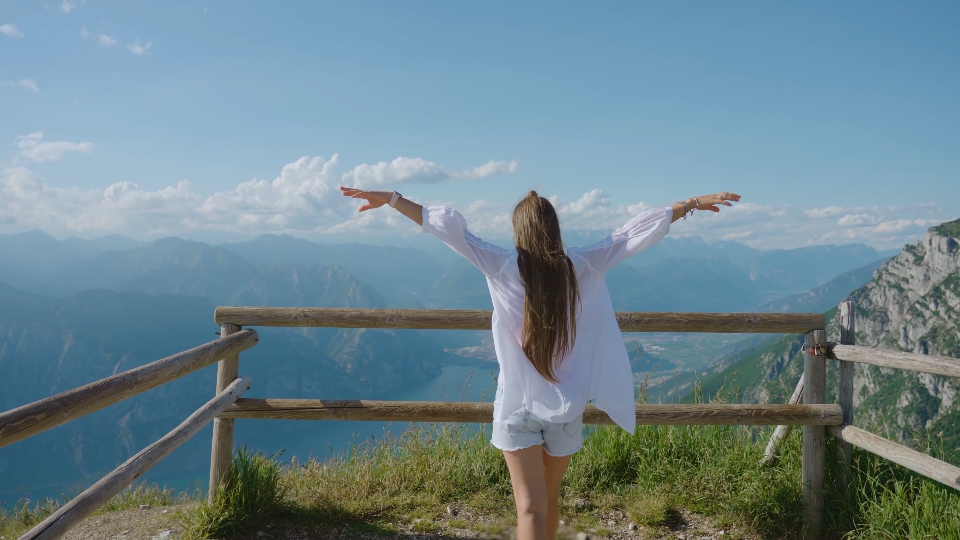 Donna cammina sulle montagne alte al lago di Garda