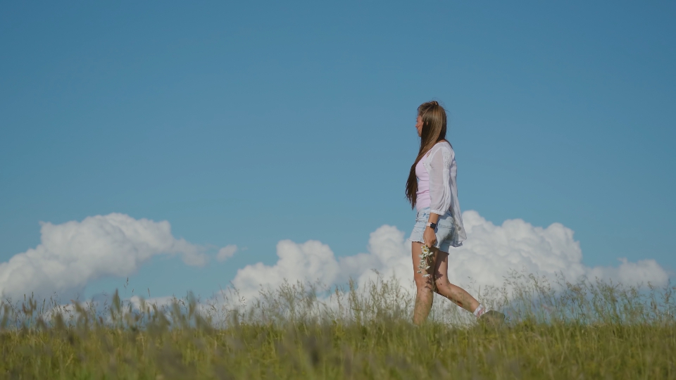 Donna giovane cammina tra la natura