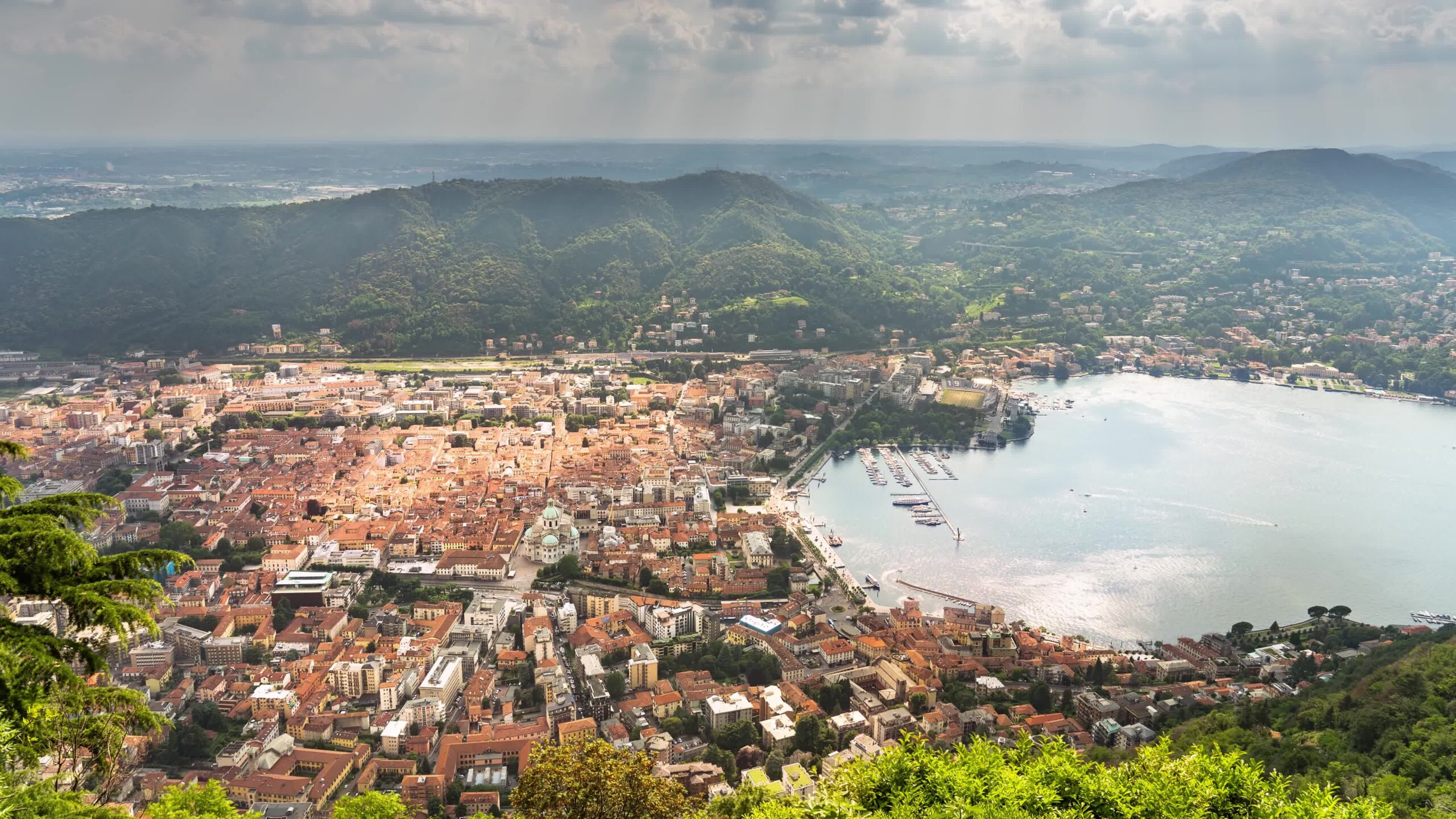 Vista aerea della città di Como e paesaggi verdi intorno