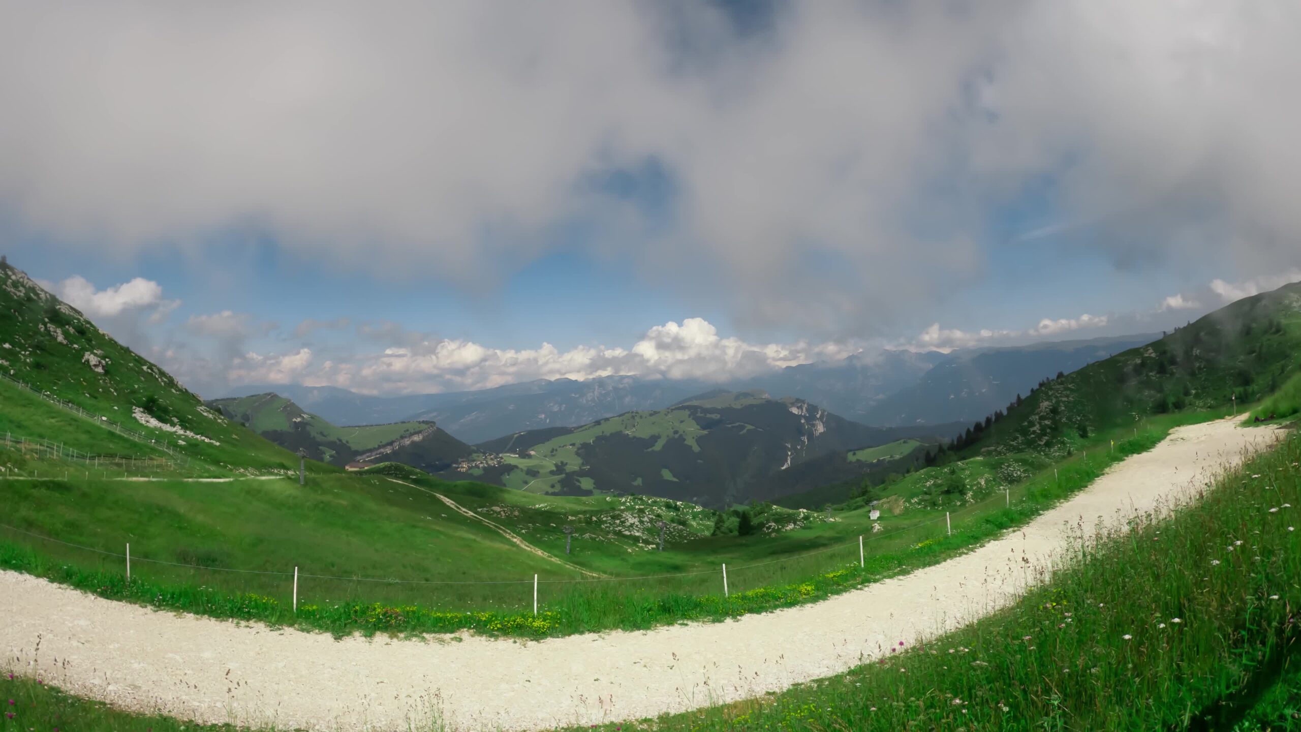 Timelapse veloce sulle montagne verdi