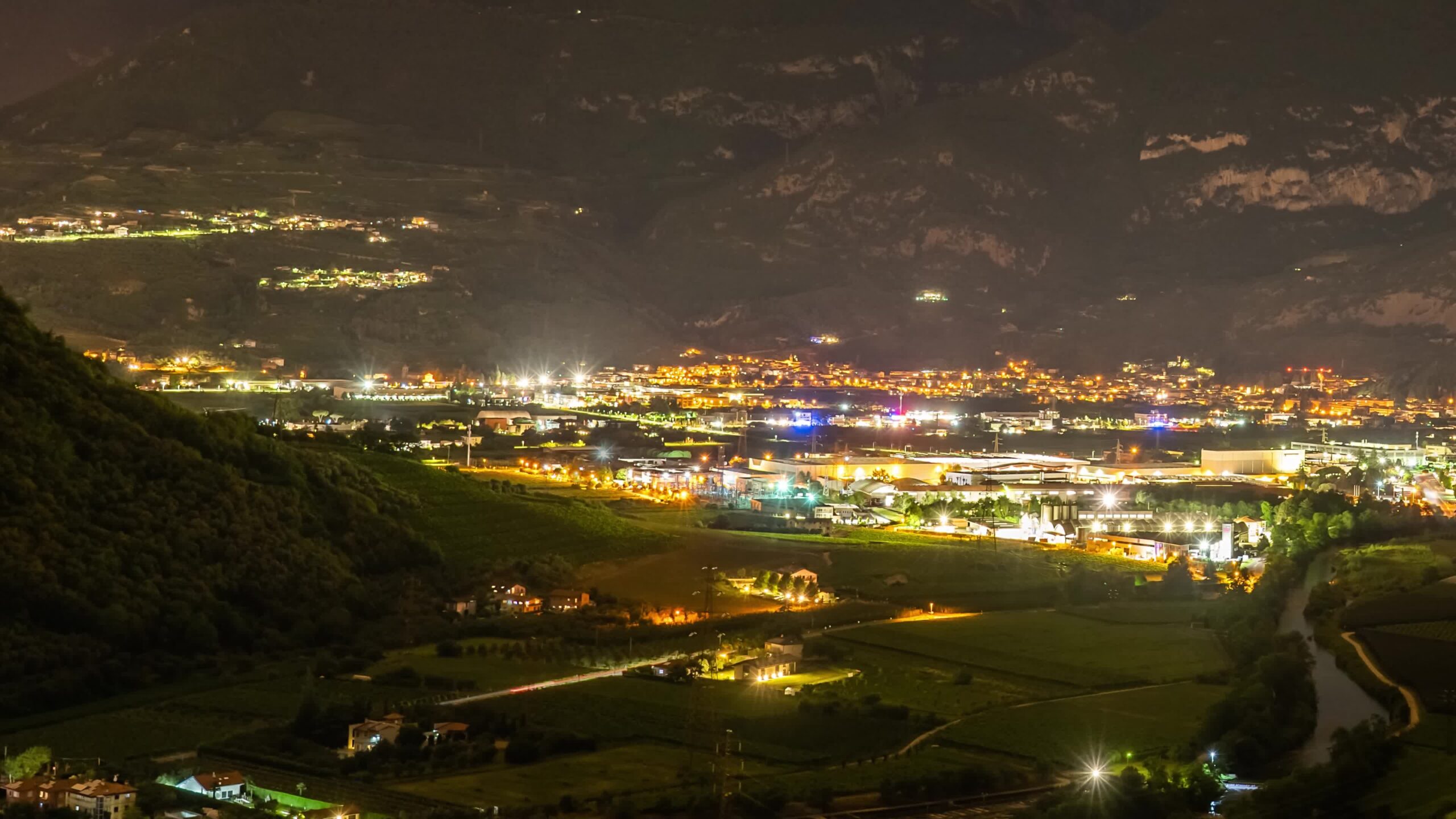 Timelapse della città luminosa di notte