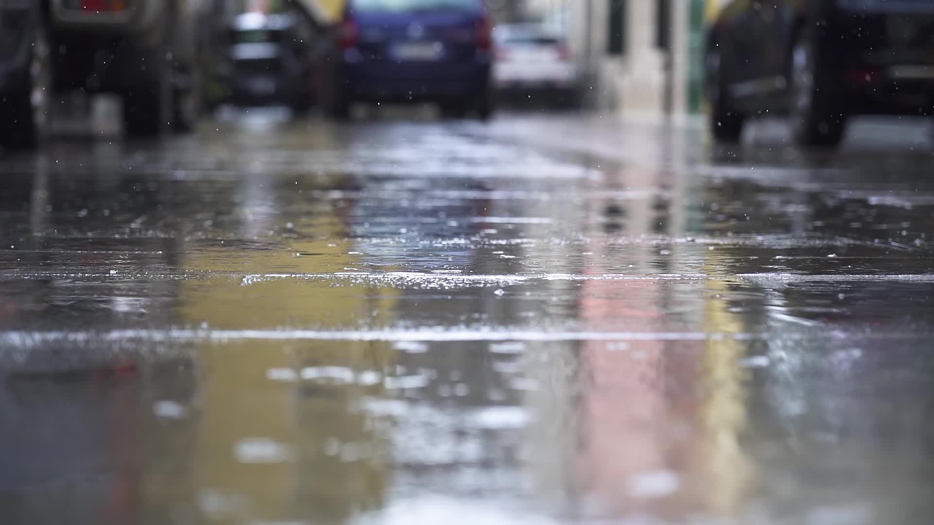 Pioggia sulla strada della città