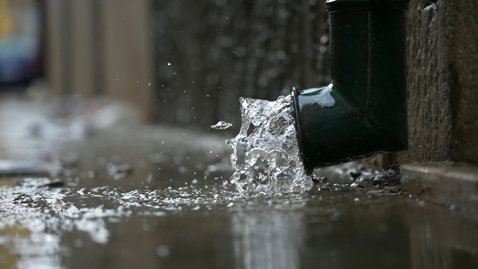 Acqua esce dalla grondaia