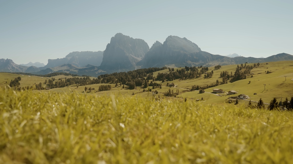 Complete Guide to Reaching the Alpe di Siusi: An Adventure Among the Peaks of the Dolomites