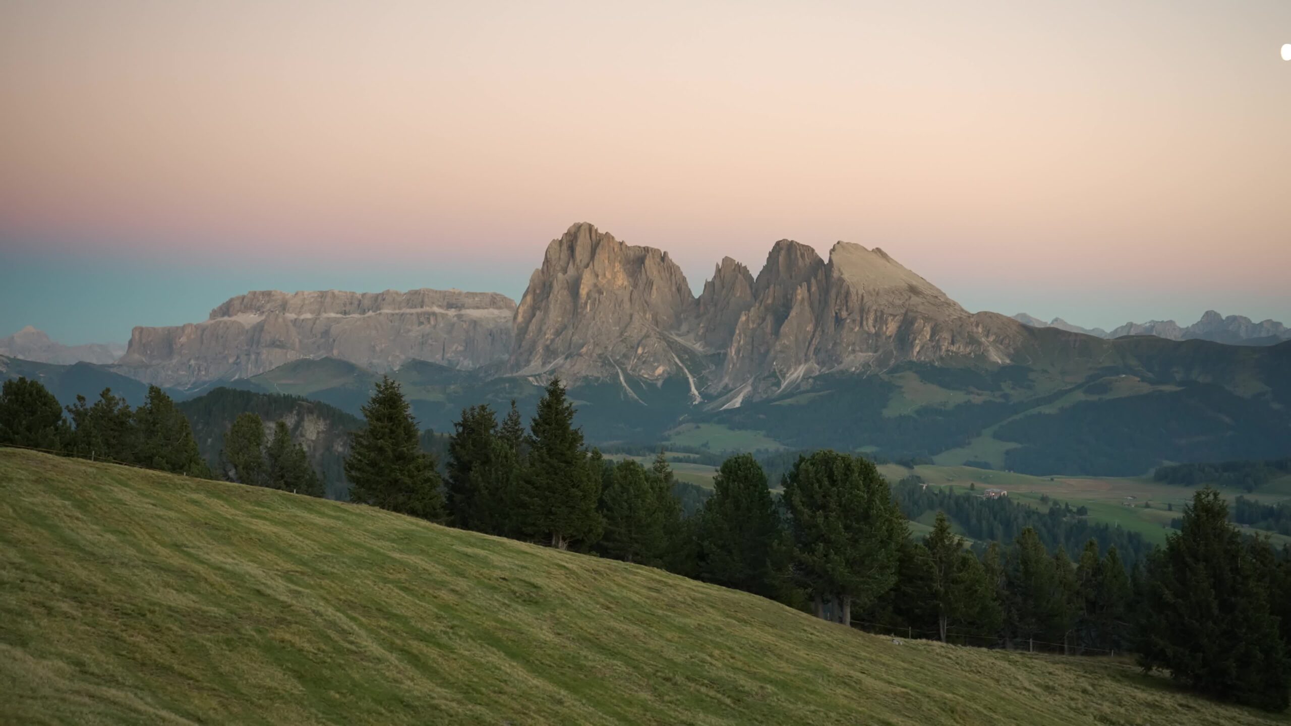 Bellissime montagne delle dolomiti al tramonto