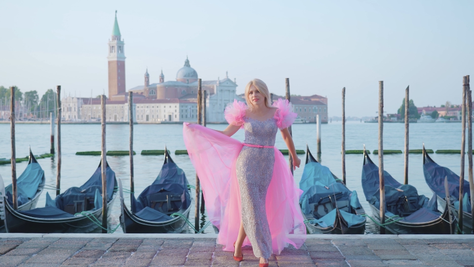 Model poses in front of the gondolas