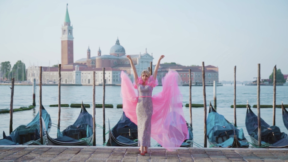 Modella in vestito elegante che vola al vento