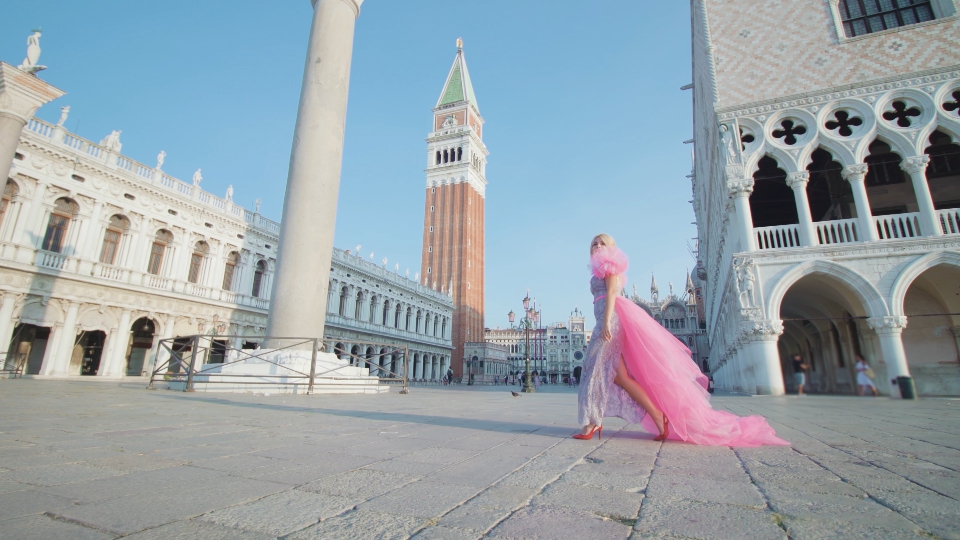 Donna cammina in piazza San Marco al mattino