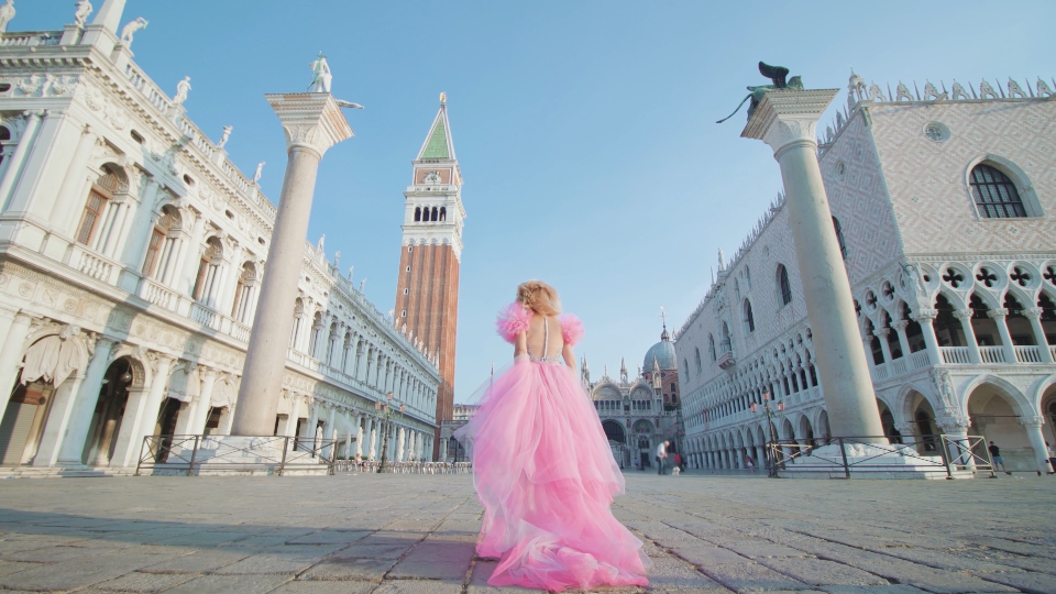 Model with elegant dress in Venice