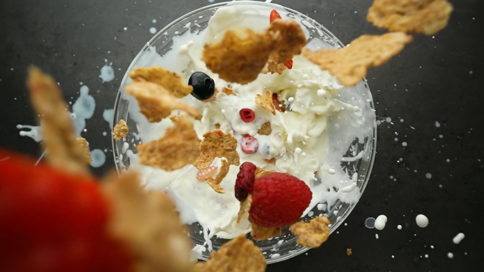 Muesli e Frutti di Bosco Fanno Splash nel Latte