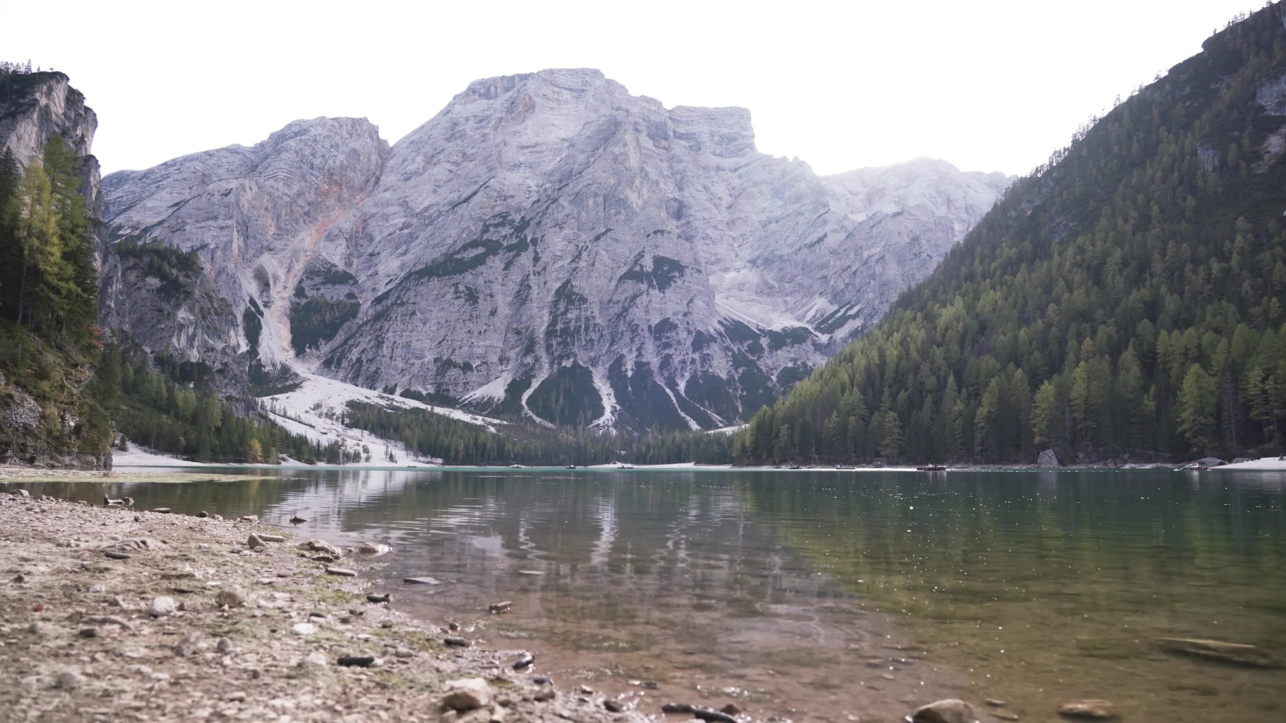 Il Lago di Braies davanti all’alta montagna