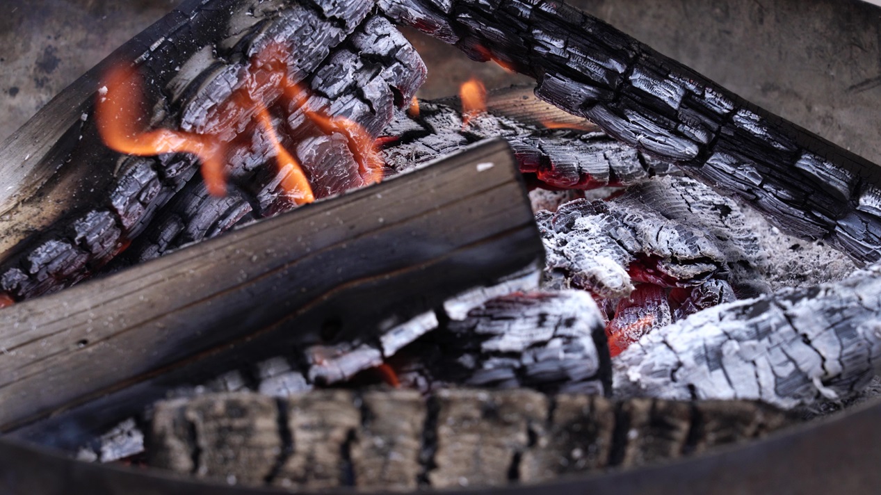 Il legno brucia tra le fiamme