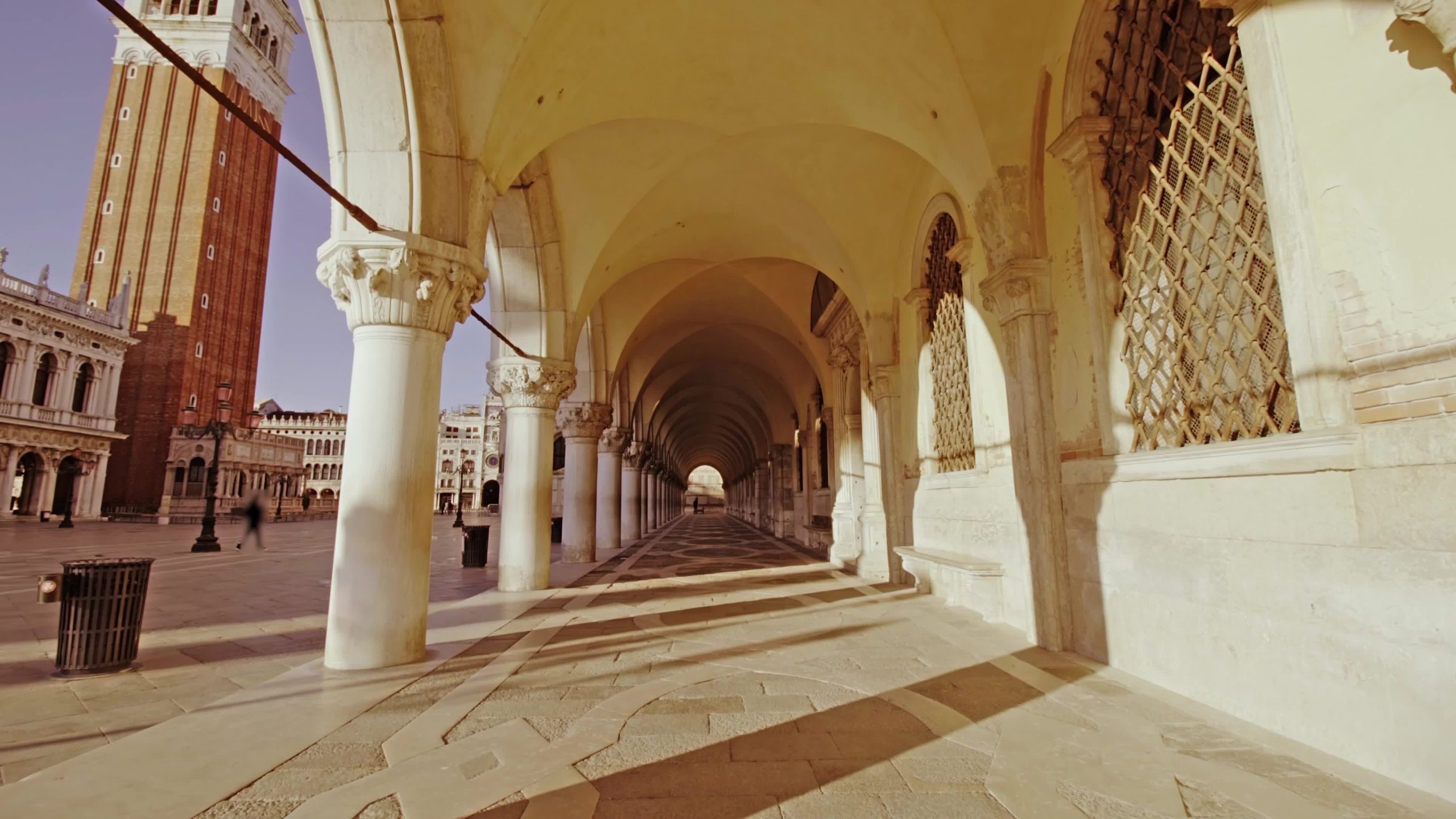 Exploration of the passage with arches and columns of the Doge’s Palace